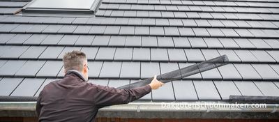 Bladroosters in dakgoten plaatsen