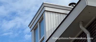 Kleine dakkapel schoonmaken in Deventer