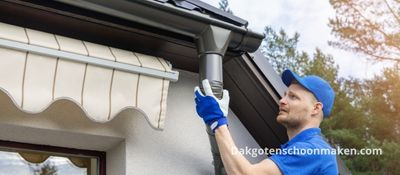 Regenpijp gemonteerd aan dakgoot in Swifterbant